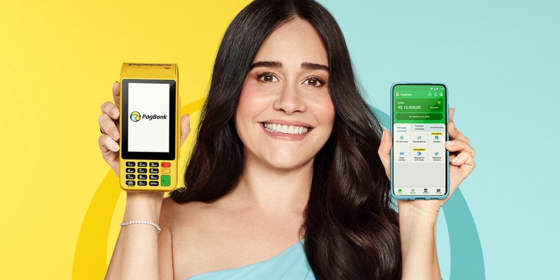 Mulher sorrindo com uma maquininha de cartão na mão